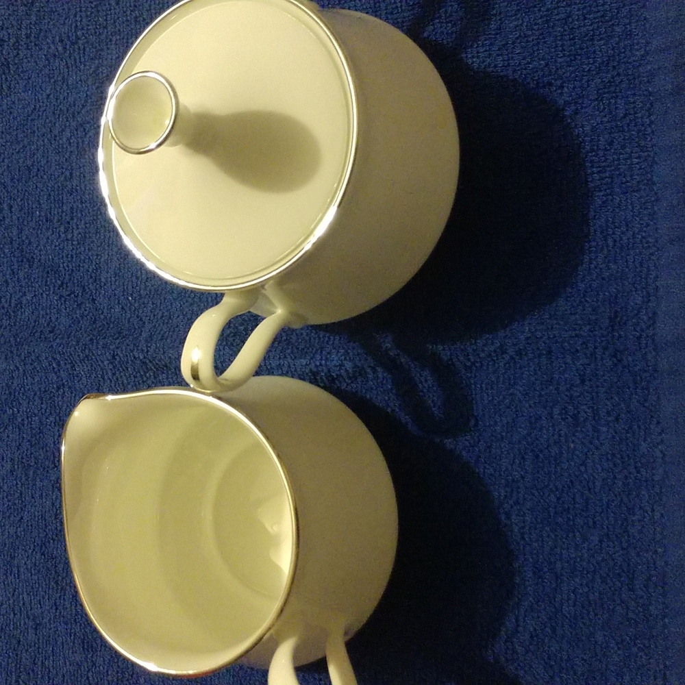 Sugar bowl and coffee creamer set